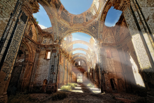 europeanarchitecture:nprfreshair:propaedeuticist:ruined vaulting in BelchiteWoah. Iglesia de Sa