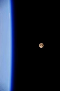 astronomyblog:    Moon-set seen from the ISS  Credit: NASA / ESA