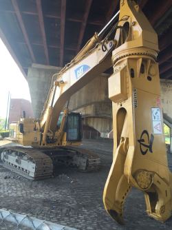 thewelovemachinesposts:  Hydraulic shears on an excavator, Jamaica Plain, Boston. (1134x750) Source: https://imgur.com/SUs0CRE 