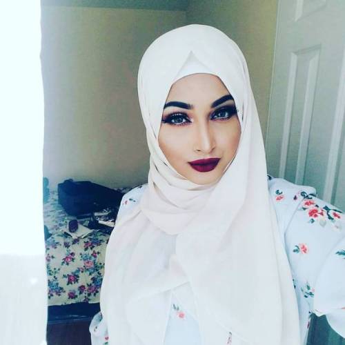 Pretty white #HijabiStyle from @jhnrhq - Sponsored by my khalamma&rsquo;s bedroom - #hijabstylei