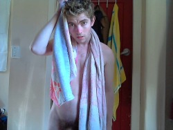 kesslernsfw:  2 quick pics after my shower, i havent shaved in nearly 3days fyi… my face i mean. 