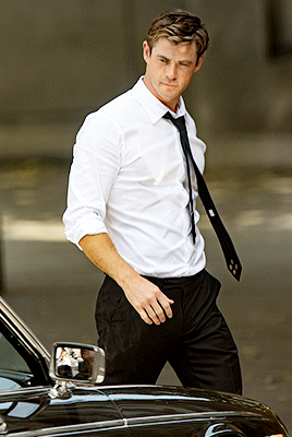 dailychemsworth:Chris Hemsworth on the set of ‘Men In Black’ spin-off movie in London, England (July