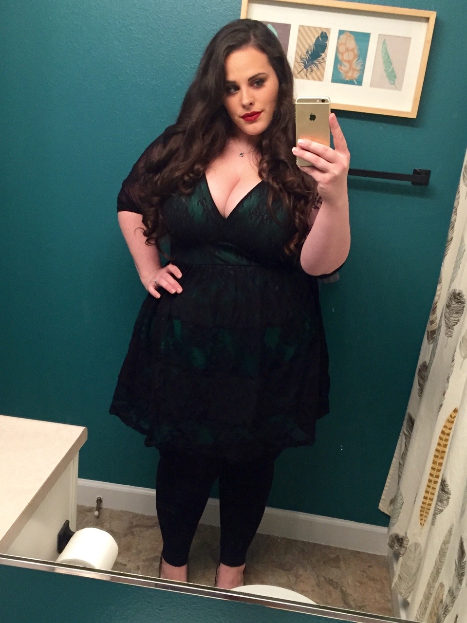 plumper:  moloweez:  Feelin’ this dress. Booty look like a shelf doe.  I have books….