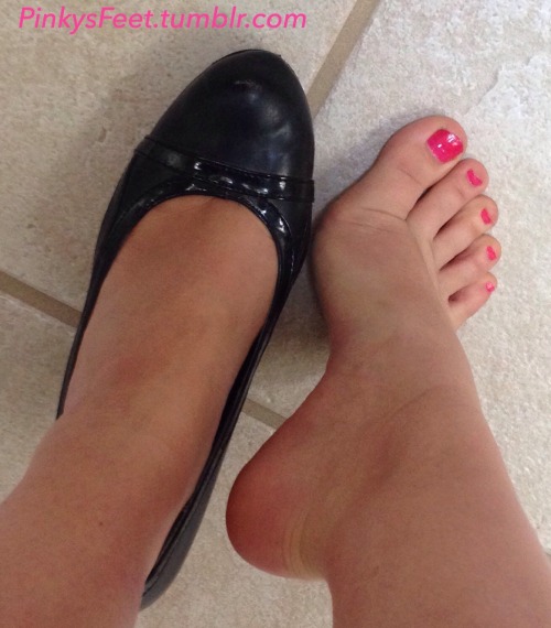 pinkysfeet:The old black pump. The little black dress’s old friend.