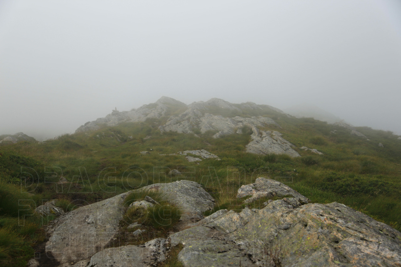 Hiking the Jubileumsstien (Etappe 5: Vidden), in Bergen, Norway. #Norway#Norge#Hordaland#Vestlandet#Bergen#Jubileumsstien#hiking trails#hiking#outdoors#nature#landscape#mountains#wilderness#photography#Canon 6D#2021#July#2021-07-24#Vidden#rocks#clouds#mist#fog
