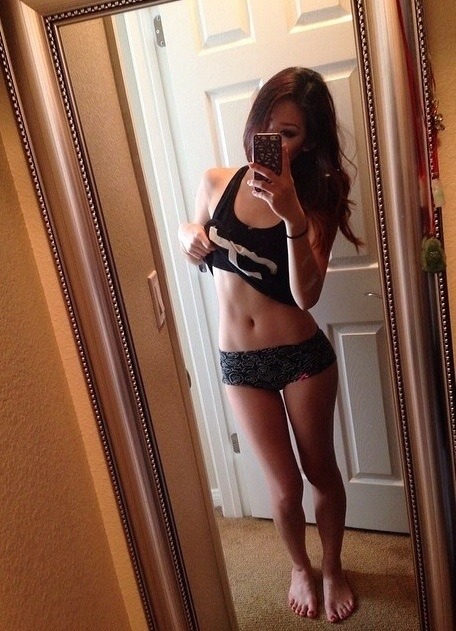 three-way-dreamer:  yellow-fever-asia:  Asian Selfies  My kind of girl