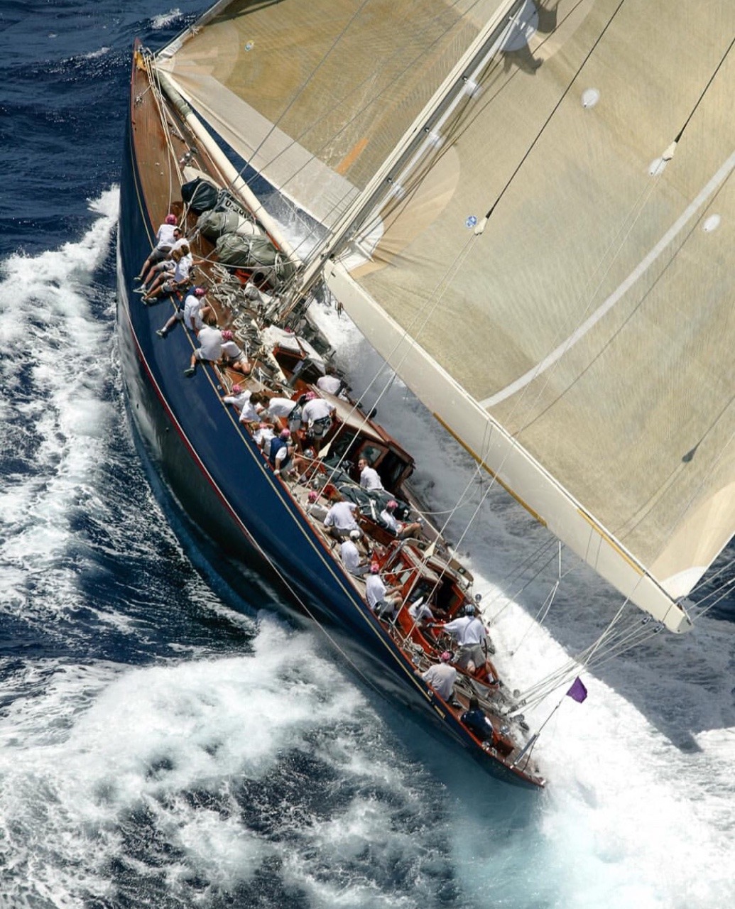 journey-thru-chaos: justtblue:  J Class Velsheda 📸 Carlo Borlenghi  J Class ☸️