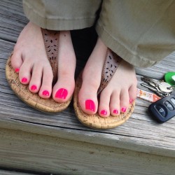 ohmandy56:  This polish <3 #pinktoes #sandals