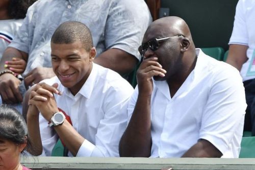 Kylian Mbappé with his father in Roland Garros yesterday  ©️ Abaca