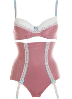 lustful-lingerie:  Bonbon set - La Figurelle [x]  