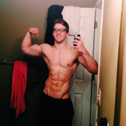 musclehunkymen:  Nerdy Muscle Babe. 