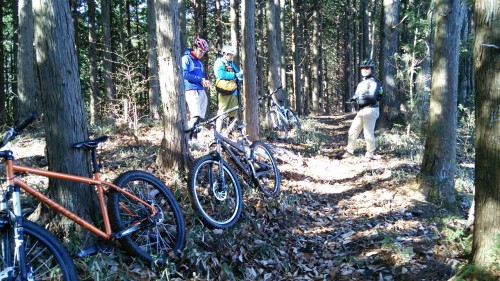 sicobicycleservice:  3年ぶり山梨のGGYトレイル。 晴天 残雪 落ち葉がフカフカ ジェットコースター 最高のトレイル日和 ありがとう