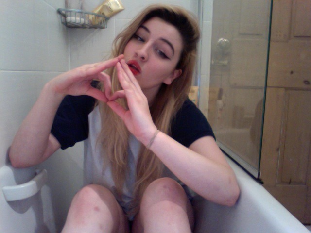drunkpalebitch:  liqhtily:  dispale:  acidthoughtss:  paler than the moon ☼  -pretty