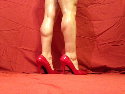 XXX cumqueenrhea:muscular legs in high heels photo