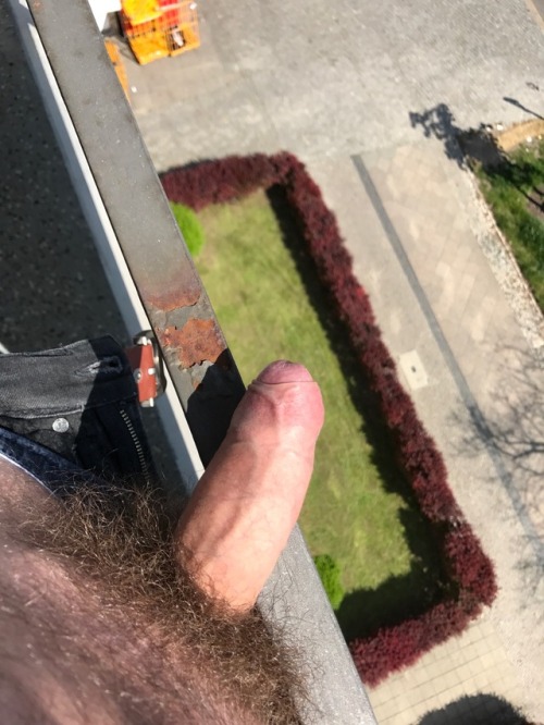 publicfunlovers:  mog78:  PublicBalcony  🔥🔥🔥🔥