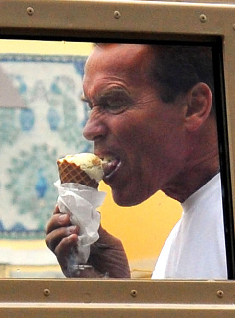 sinladillasenlalengua:Schwarzenegger no come helados. ¡Los mata!