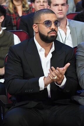 yourfavoritemales:  daddy was looking scrumptious at the ama’s