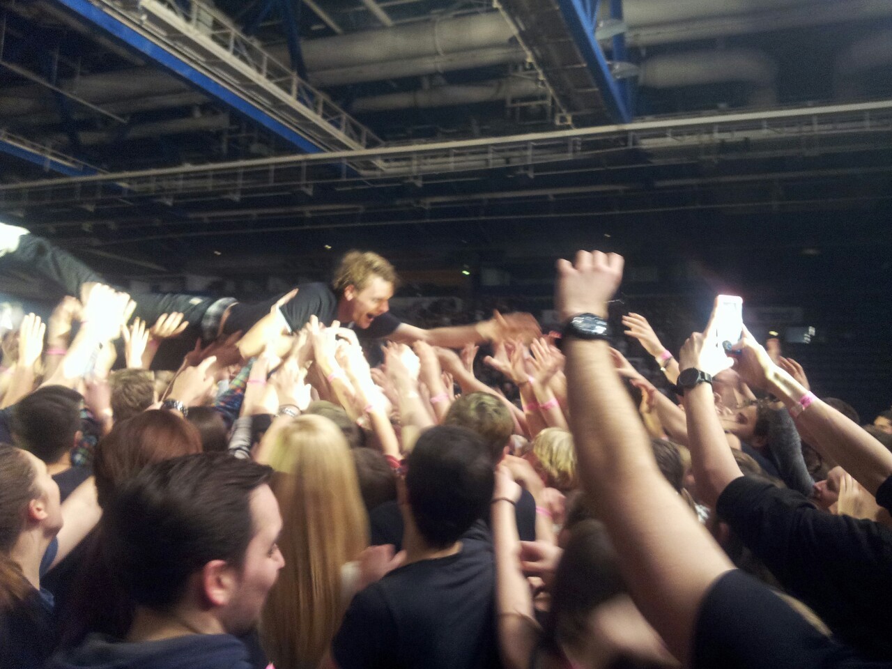 puresmitgefuehl:  miserablemisfortune:  Kraftklub | In Schwarz Tour | 27.2.2015 |