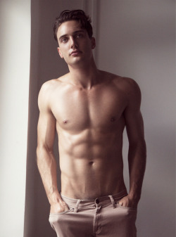 shirtlifting:  Luka Rohde