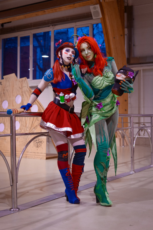 Our new costumes from DC LEGENDS! Football player Harley, living bush Poison Ivy and Bruce’s head ))