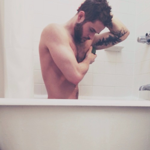 asleepylioness:  the-dirty-doll:  YES  Rub-a-dub-dub hot man in a tub. 