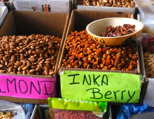 “Almond” y “Inka Berry,” Mercado San Pedro, Cuzco, 2017.I do not know what Inka Berry is used for or