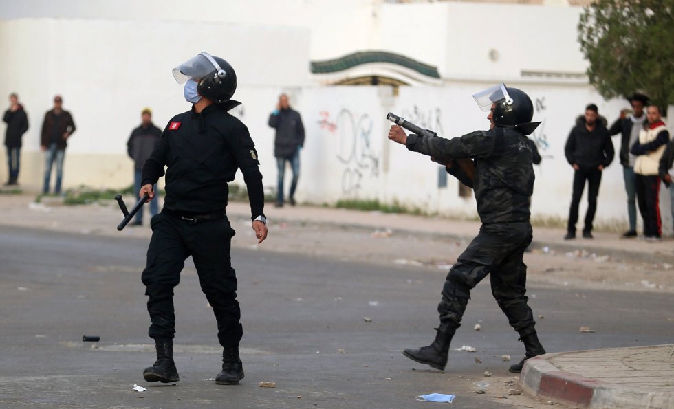 TÚNEZ, PROTESTAS Y DETENIDOS. Más de 500 detenidos en tres días de protestas contra la política de austeridad del Gobierno, que se fueron extendiendo prácticamente por toda la geografía del país
Las protestas se desataron esta semana en varias...