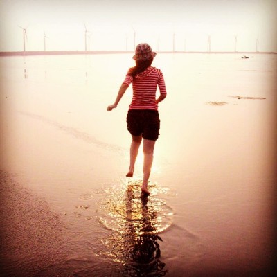 Run away #running #red #beach #sun #shot #sunset #backlit #light #photooftheday #lestgo #girl #gold #likedream #run #neverforget #forever #havefun #fun #amazing #travel #taiwan #高美濕地 #wetland #caughtthelight