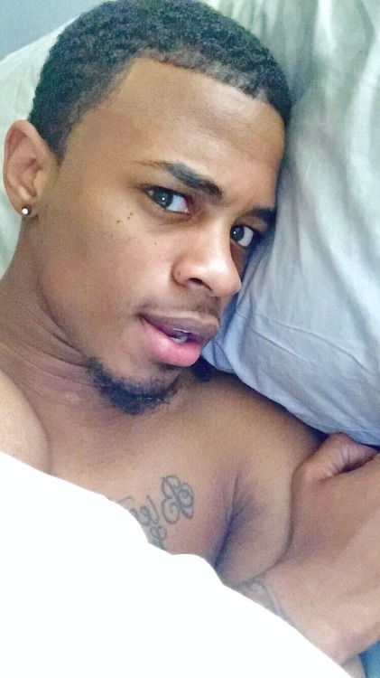 werdondastreets:  FaceTime with me!   Snapchat: Snappysays // Instagram: _snappy