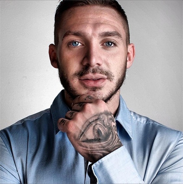 jezebelsboys:  British Actor Kirk Norcross gets exposed. 😍😍 Watch the video