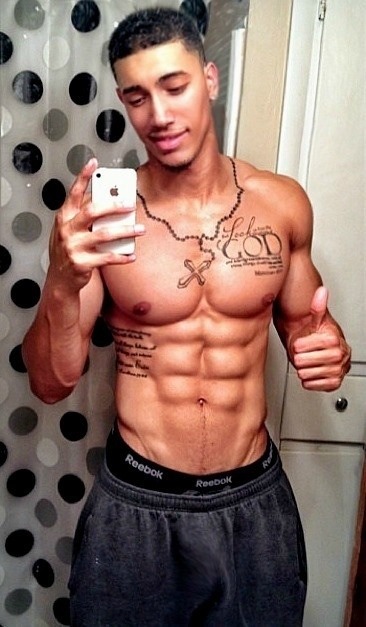exposepopularguys:  😍
