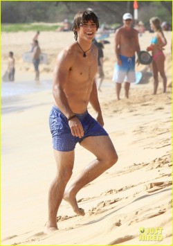 Boysguysandmen101:   Old But Gold, Brenton Thwaites 1 