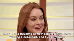 dreamingofwonderlannd:  zendaysa: Linsday Lohan comments on her experience of wearing a headscarf in America while studying Islam - an experience that is a reality for many Hijabi-wearing Muslim Women.   She does better than any of the white feminists