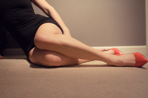 heelhunter: myclassywife: There’s no day for these legs, hope you guys don’t mind this post on Tople