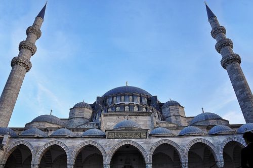 Front View of Süleymaniye Camii in Istanbul, Turkeywww.IslamicArtDB.com » Islamic Architecture » Turkey » Istanbul, Turkey » Süleymaniye Mosque in Istanbul, Turkey