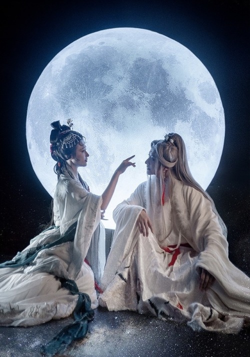 ziseviolet: Hanfu photoset via coser小梦, Part 8/?According to Chinese legend, the white Jade Rabbit (