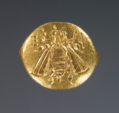 heaveninawildflower:Gold ring with bee design (Greece, 3rd century B.C.).Images and text information