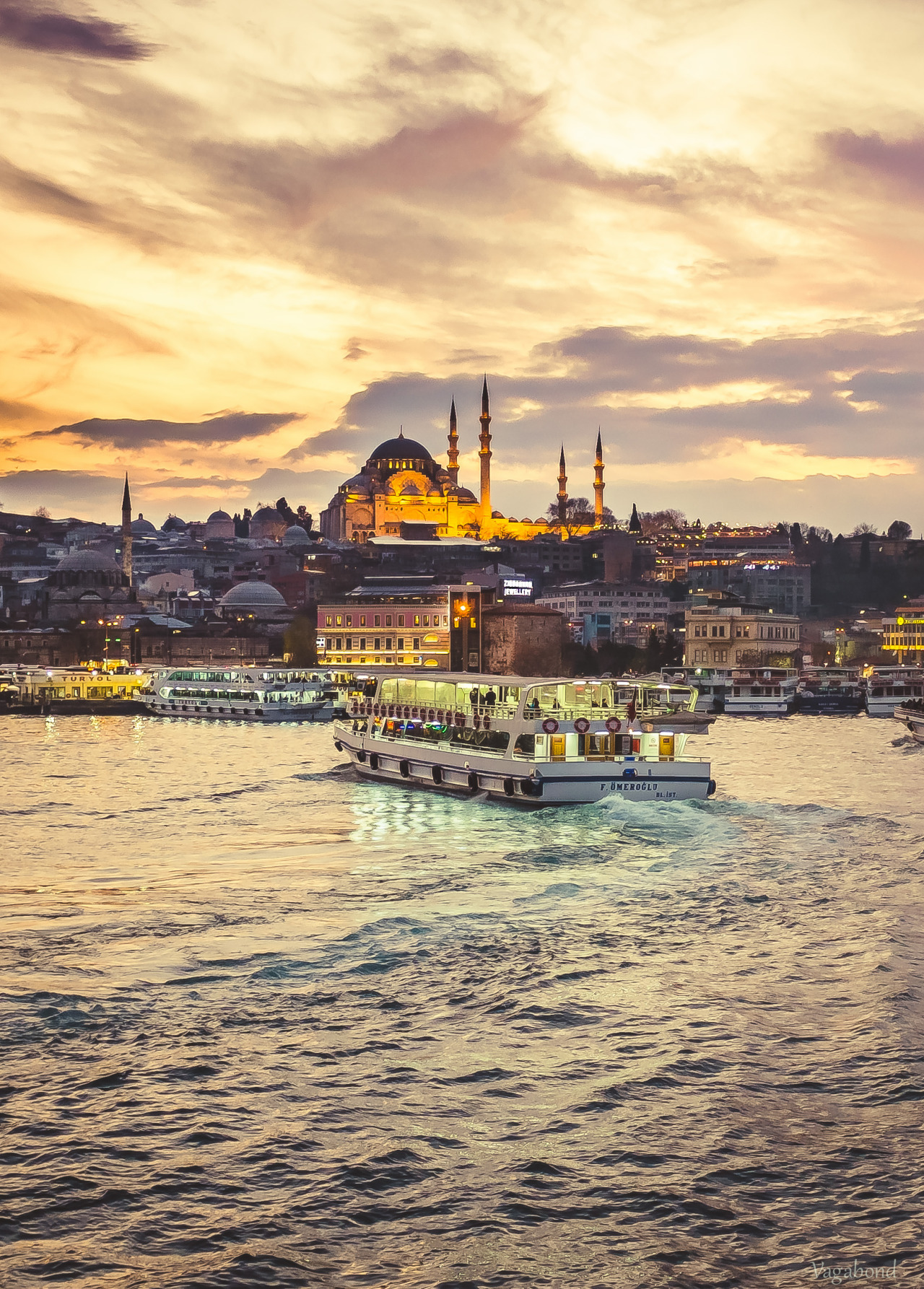 bosnalovesturkey:  visionsandvistas:From Bosphorus to Eminonu  Istanbul, Turkey
