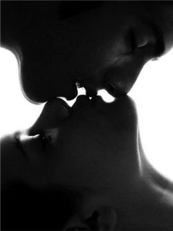 eloquentlyerotic:  Just kiss me….