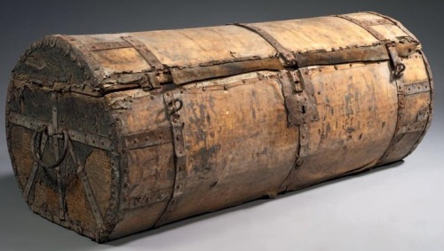 soulstratum: TRAVEL TRUNK RARE wood frame, leather and iron strapping H: 47 cm - L: 115 cm