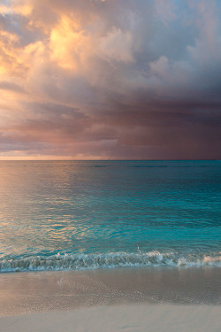 plasmatics-life:  Cloud Bank ~ By Kevin Michael