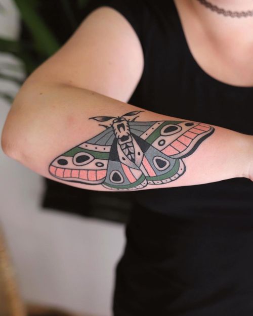 If you like moths double tap ! #patrykhilton #mothtattoo #madeinbydgoszcz #tatuaz #tattoolife #pante