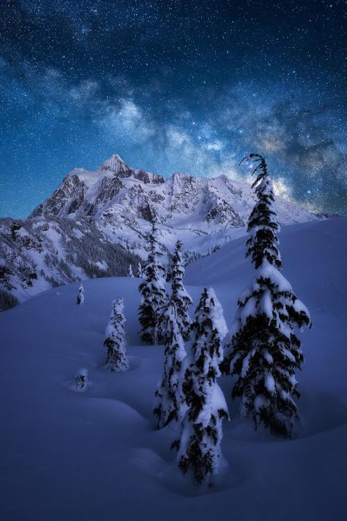 oneshotolive:  Milky Way rising above a North Cascades winter wonderland [OC][1199x1800] 📷: takepacific 