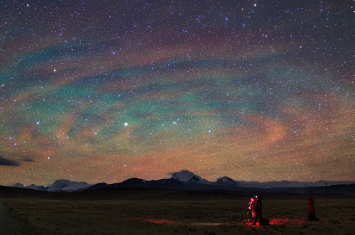 nubbsgalore:the colours streaking through these night skies are from atmospheric airglow and the gra