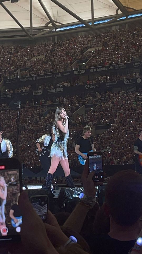 The Moment You Realize That You Have Pics Of Taylor In Your Camera Roll That You Took Yourself, No Matter