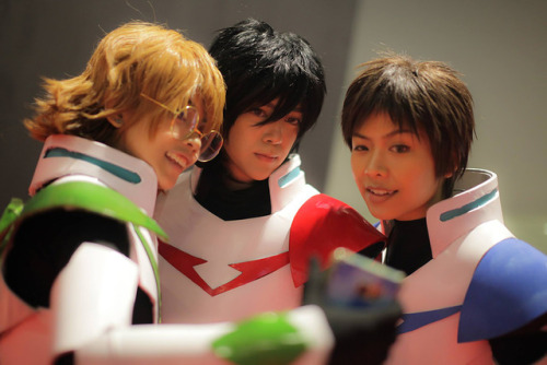 Some shots of my Red Paladin Keith cosplay from AsiaPOP Comicon! With my friends as Pidge and Lance!
