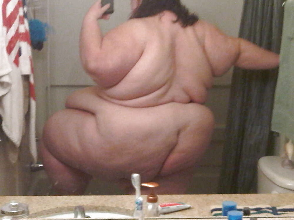 gravity-goddesses:  Small bra, big belly. Good combination!