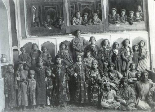 suzani:
“Jewish school, silk Ikat dress, Bukhara. Central Asia. circa 1900. «IKAT – AARTEITA SILKKITIEN VARRELTA»
”