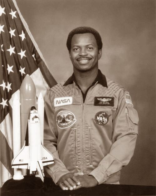 kinseyvileplume:scienceyoucanlove:blackhistoryalbum:BROTHERS IN SPACE TOP: Col. Guion S. Bluford Jr. (US Air Force)  First African American Astronaut in Space1st ROW (L to R):  Bernard A. Harris Jr., M.D. ||  Col. Benjamin Alvin Drew, Jr. (US Air