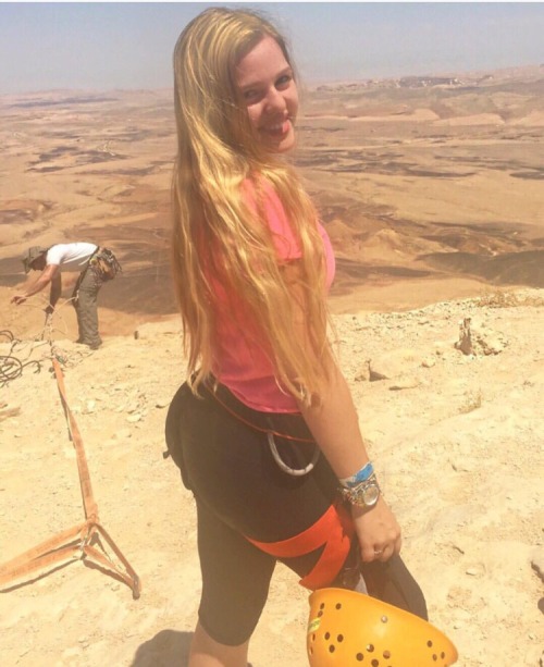 hardpoint925: candidshotzs:   Thick teen post  Ariane   Wow this chick is hot. If you have more or links to her own Tumblr, please message me immediately 